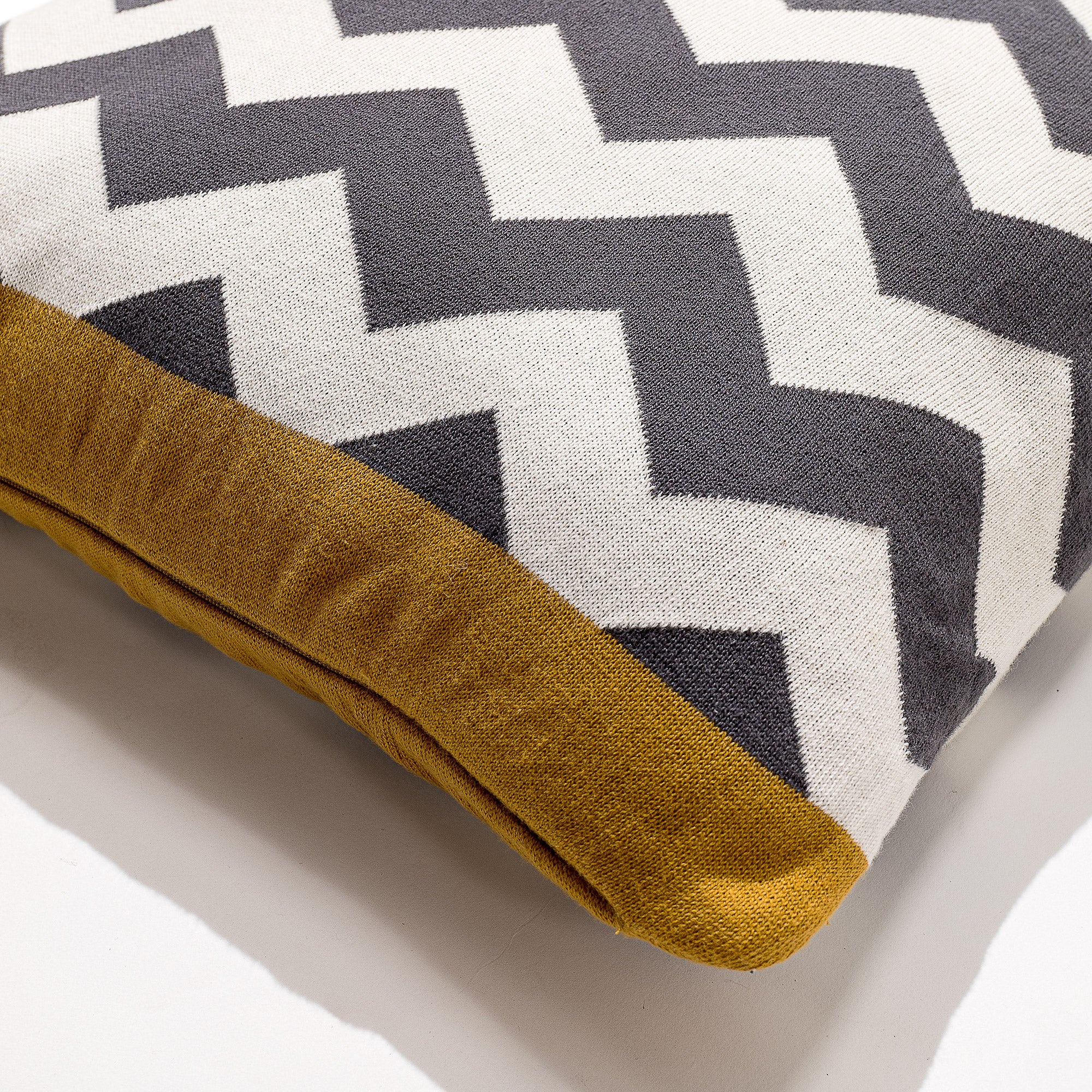 Kuddfodral 47 x 47cm - Stickad Aztec - Image 2